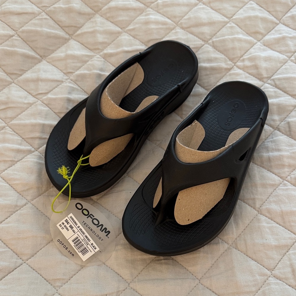 OOFOS Recovery Sandals